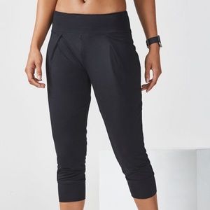 Fabletics Black Yogi Capri Pants Joggers Medium M